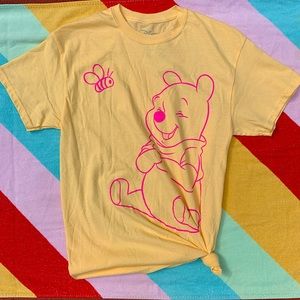 Disney Winnie The Pooh & Bee 🐝 Pale Yellow Graphic Tee w/ Side Knot 🍯 NWT sz M